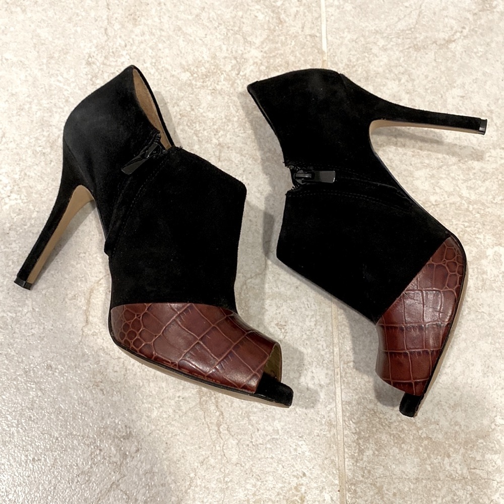 Ann Taylor Women’s Suede/Leather pumps open toe. Size 9. Black/Brown